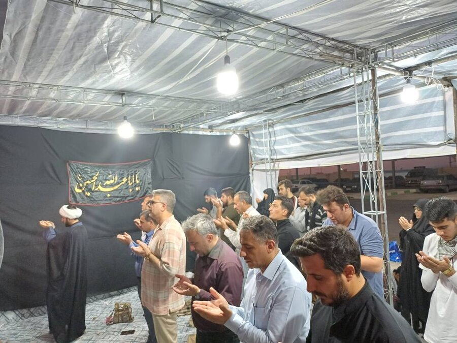 به گزارش روابط عمومی ستاد اقامه نماز استان ایلام، همزمان با پخش اذان، نماز جماعت با حضور زائرین اربعین حسینی در نمازخانه موکب خادمین سیدالشهداء بهزیستی ایلام اقامه میشود.