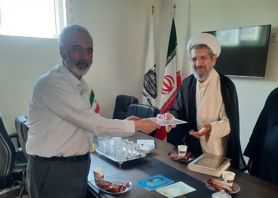 از دبیر شورای اقامه نماز شرکت فرودگاه ها و ناوبری هوایی ایران تقدیر شد