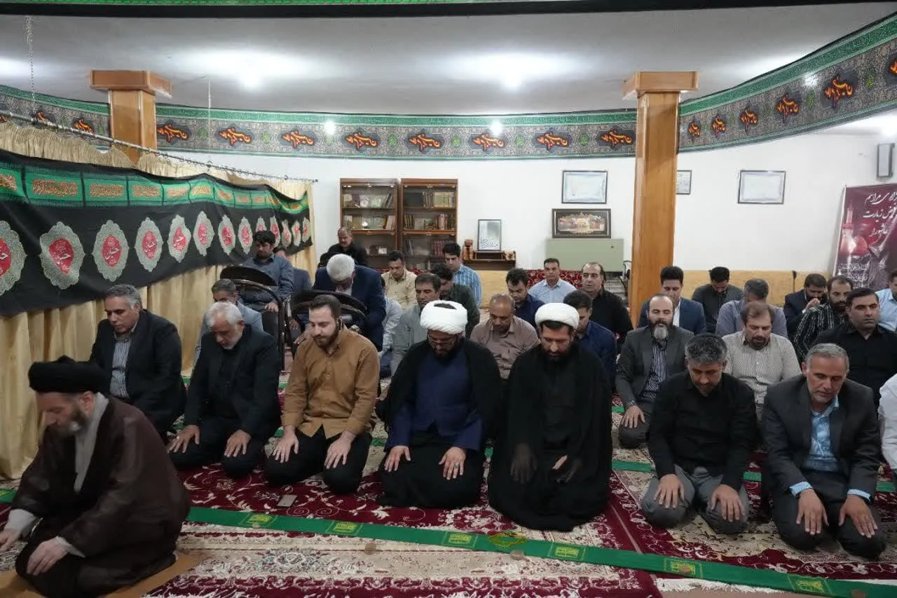 اقامه نماز جماعت به امامت خطیب جمعه خرمآباد در ادارهکل امور اقتصادی و دارایی