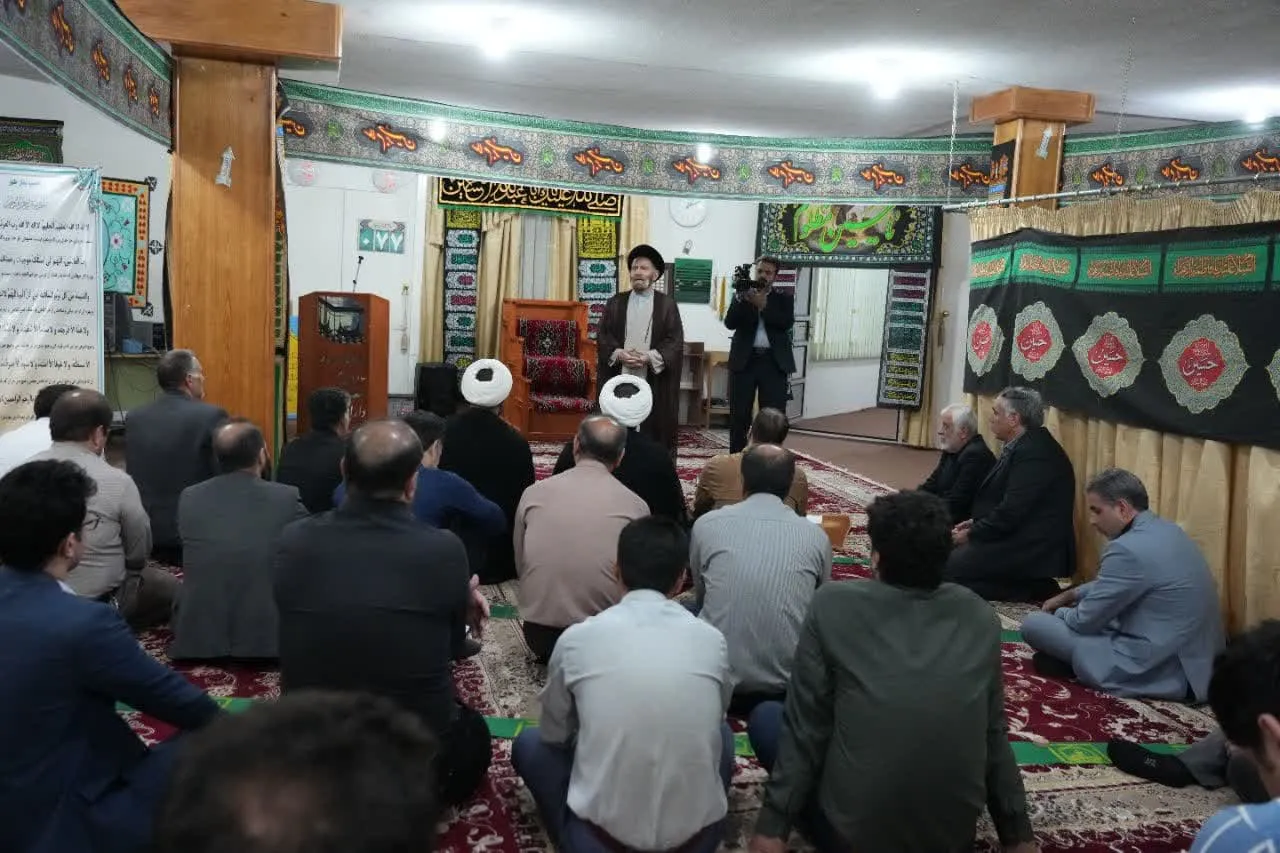اقامه نماز جماعت به امامت خطیب جمعه خرمآباد در ادارهکل امور اقتصادی و دارایی