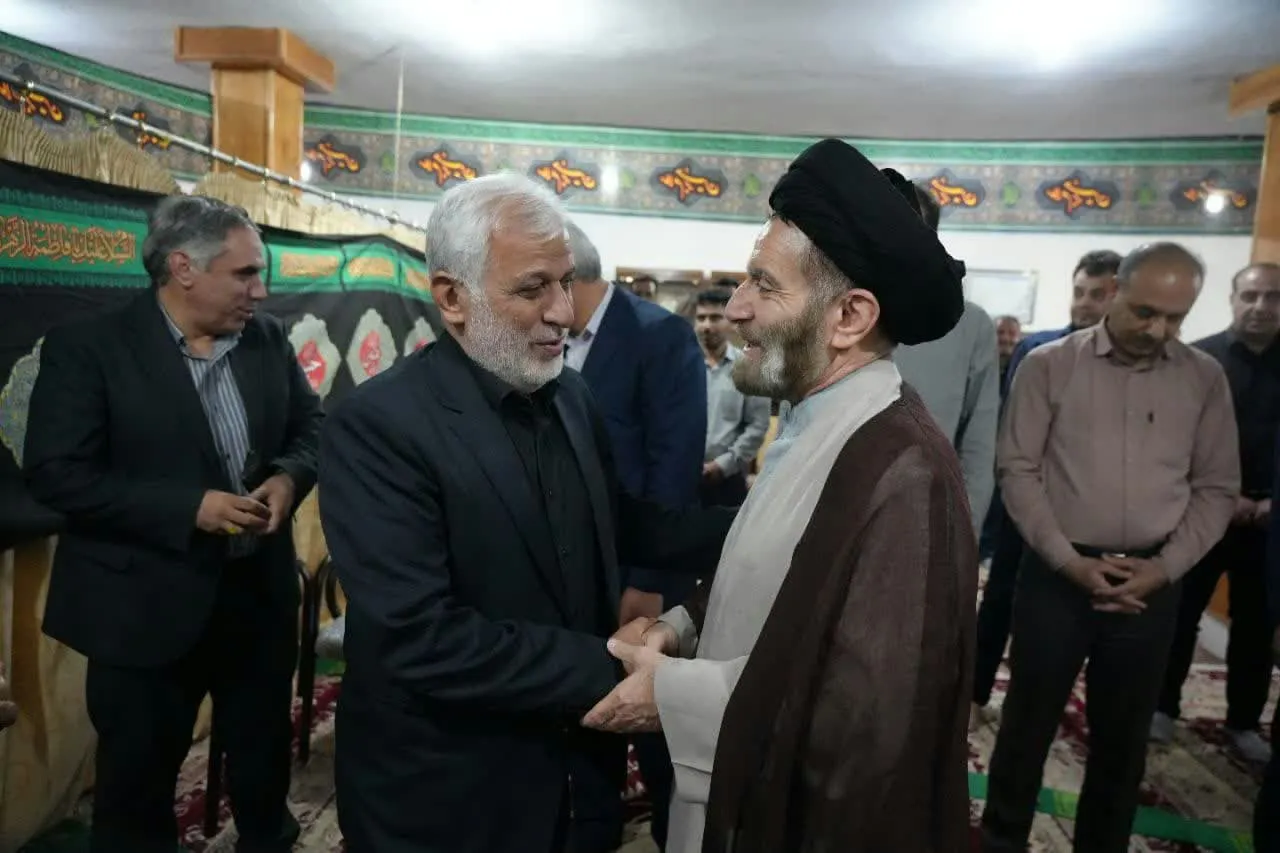 اقامه نماز جماعت به امامت خطیب جمعه خرمآباد در ادارهکل امور اقتصادی و دارایی