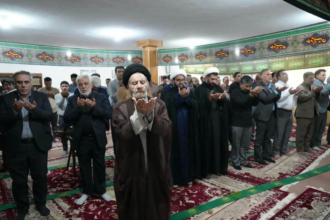 اقامه نماز جماعت به امامت خطیب جمعه خرمآباد در ادارهکل امور اقتصادی و دارایی