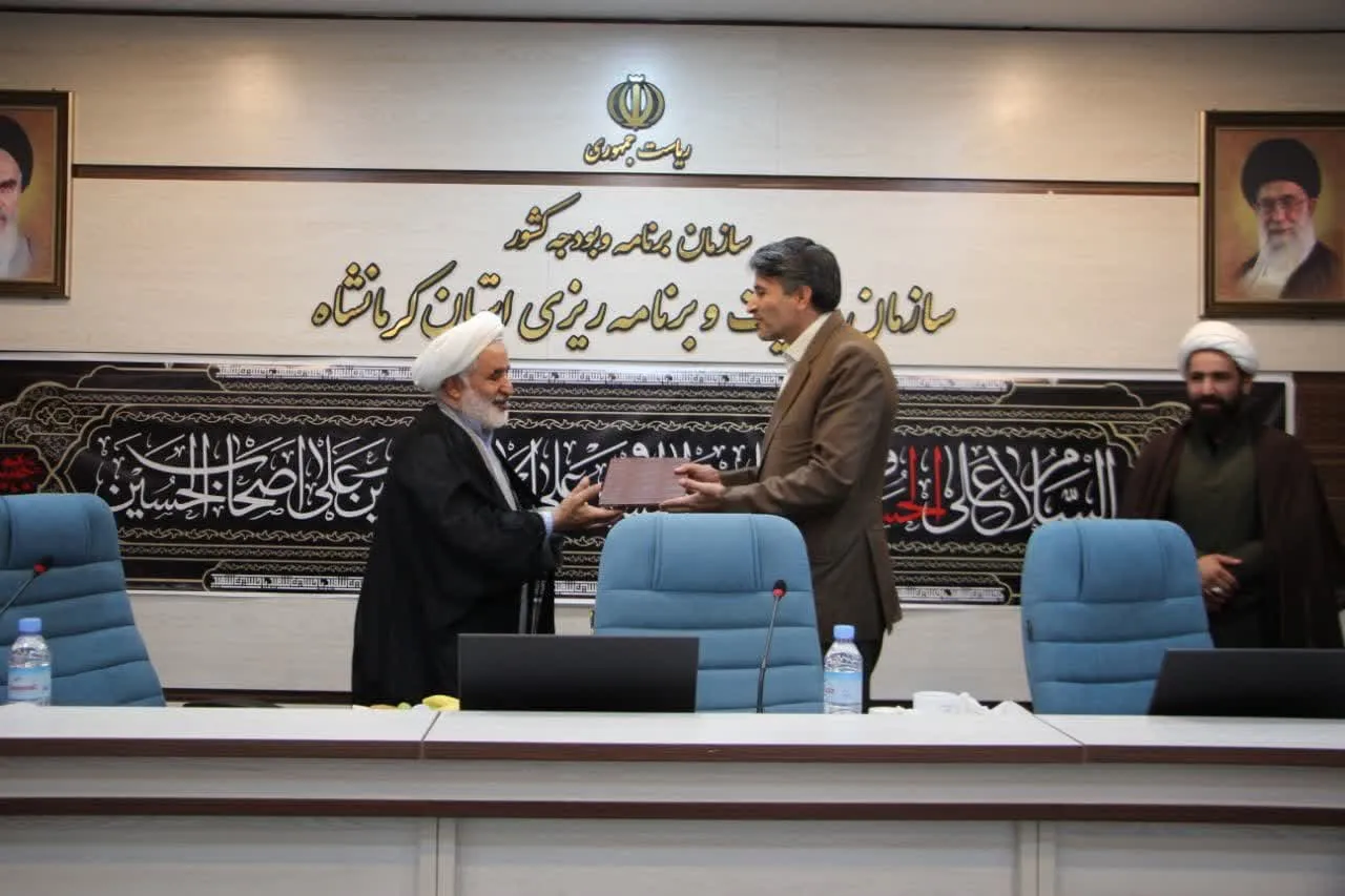 نشست مشترک ستاد اقامه نماز و سازمان مدیریت و برنامه ریزی استان کرمانشاه برگزار شد-4