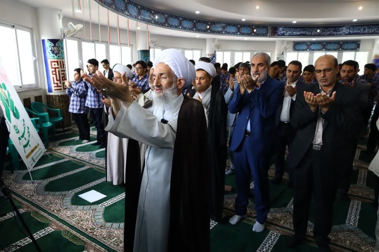 به گزارش روابط عمومی ستاد اقامه نماز مازندران، زنگ نماز با شعار «مِهربا مُهر» با حضور آیت الله محمدی لائینی نماینده ولی فقیه در استان، نوری استاندار مازندران، حجت الاسلام ابراهیمی مدیر ستاد اقامه نماز مازندران، کمالی مدیرکل آموزش و پرورش استان و جمعی از مسولین استانی و شهرستانی در دبیرستان پانزده خرداد ساری و همچنین تمامی مدارس استان همزمان با سراسر کشور، نواخته شد. حسین کمالی مدیر کل آموزش و پرورش استان با تبریک فرارسیدن سال تحصیلی جدید اظهار کرد: اقامه نماز جماعت اول وقت بسیار حائز اهمیت بوده و نماز این فریضه الهی از جمله برنامه های اولویت دار آموزش و پرورش بشمار می رود. وی افزود: انسانها در قالب برنامه ریزی به اهداف خود می رسند و با برنامه ریزی مناسب و دقیق می توان به قله های موفقیت دست یافت. حجت الاسلام ابراهیمی مدیر ستاد اقامه نماز مازندران با تبریک فرا رسیدن سال تحصیلی جدید و آرزوی موفقیت برای دانش آموزان ، بر اقامه نماز جماعت در مدارس تاکید کرد. مدیر ستاد اقامه نماز مازندران با اشاره به واجب شرعی بودن نماز افزود: نگاه ما به نماز باید نگاه تربیتی باشد، مانند معلمی که برای زیبا شدن خط دانش آموز به او تکلیف میدهد. یوسف نوری استاندار مازندران در این مراسم اظهار کرد: نیایش یک امر فطری بوده و نماز زیباترین عالی ترین وجه راز و نیاز با معبود است. وی با اشاره به این مطلب مهم که نماز نور چشم است،افزود: نماز موجب آرامش و اطمینان قلوب و بالاترین ذکر خدا است. استاندار مازندران تصریح کرد: با اتکال خداوند و الگو گرفتن از ائمه اطهار علیهم السلام می توان در مسیر روشن گام برداشت. در ادامه نماز جماعت ظهر و عصر با شركت دانش آموزان و مسئولين، به امامت نماينده ولي فقيه استان برگزار شد. گفتی است زنگ نماز همزمان با سراسر کشور در تمامی مدارس مازندران نواخته شد.