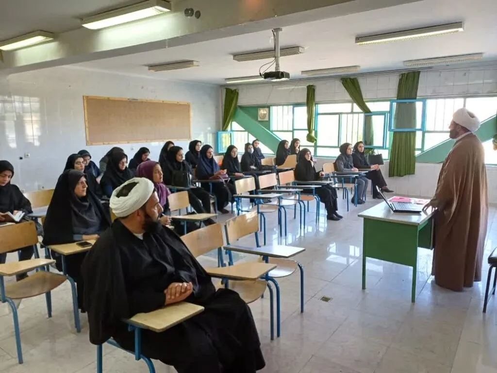 دوره آموزشیتوانمندسازی آموزگاران پایهسوم ابتدایی مدارسدخترانه در شهرکرد برگزار شد