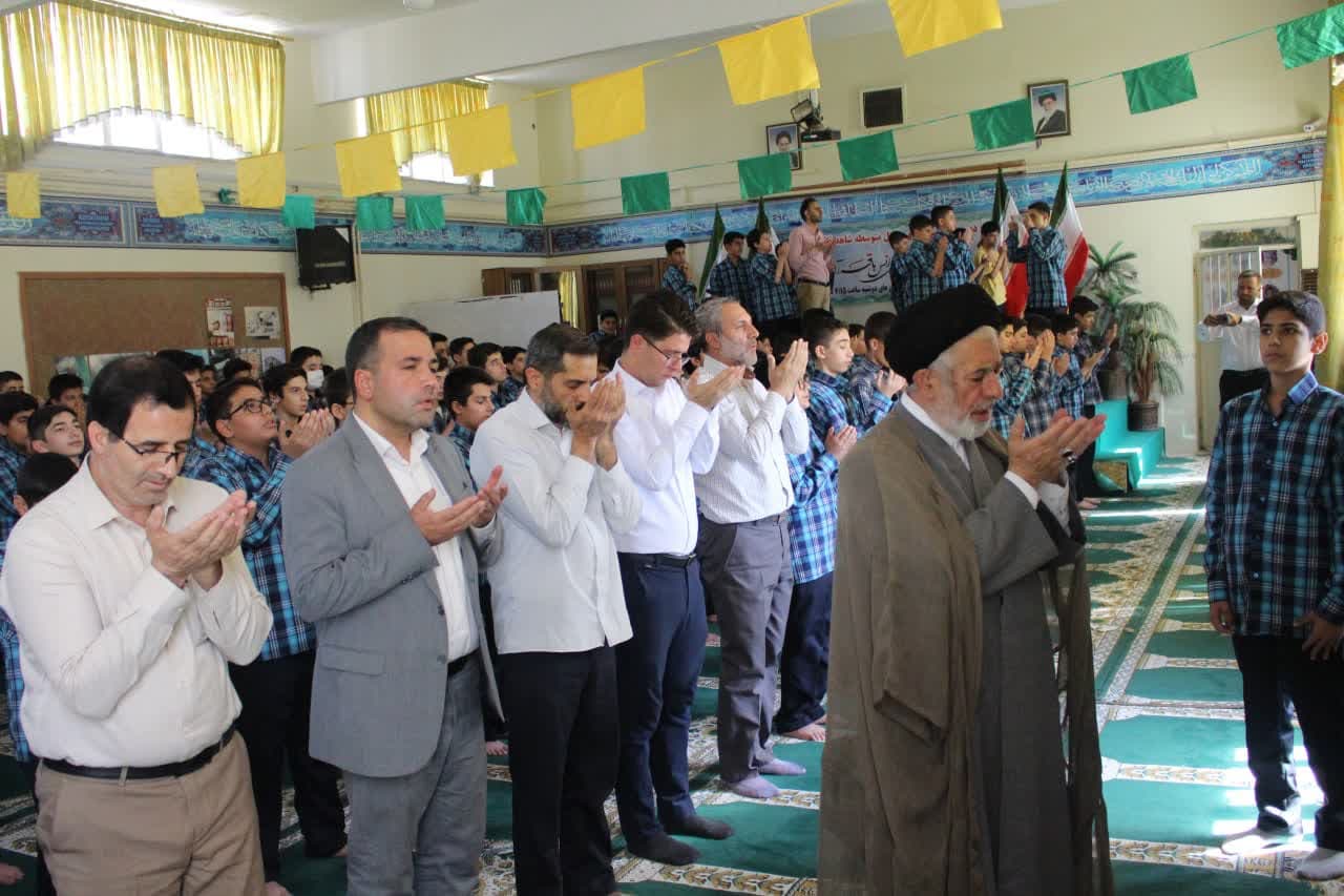 مراسم زنگ نماز در دبیرستان شاهد قائم قزوین برگزار شد
