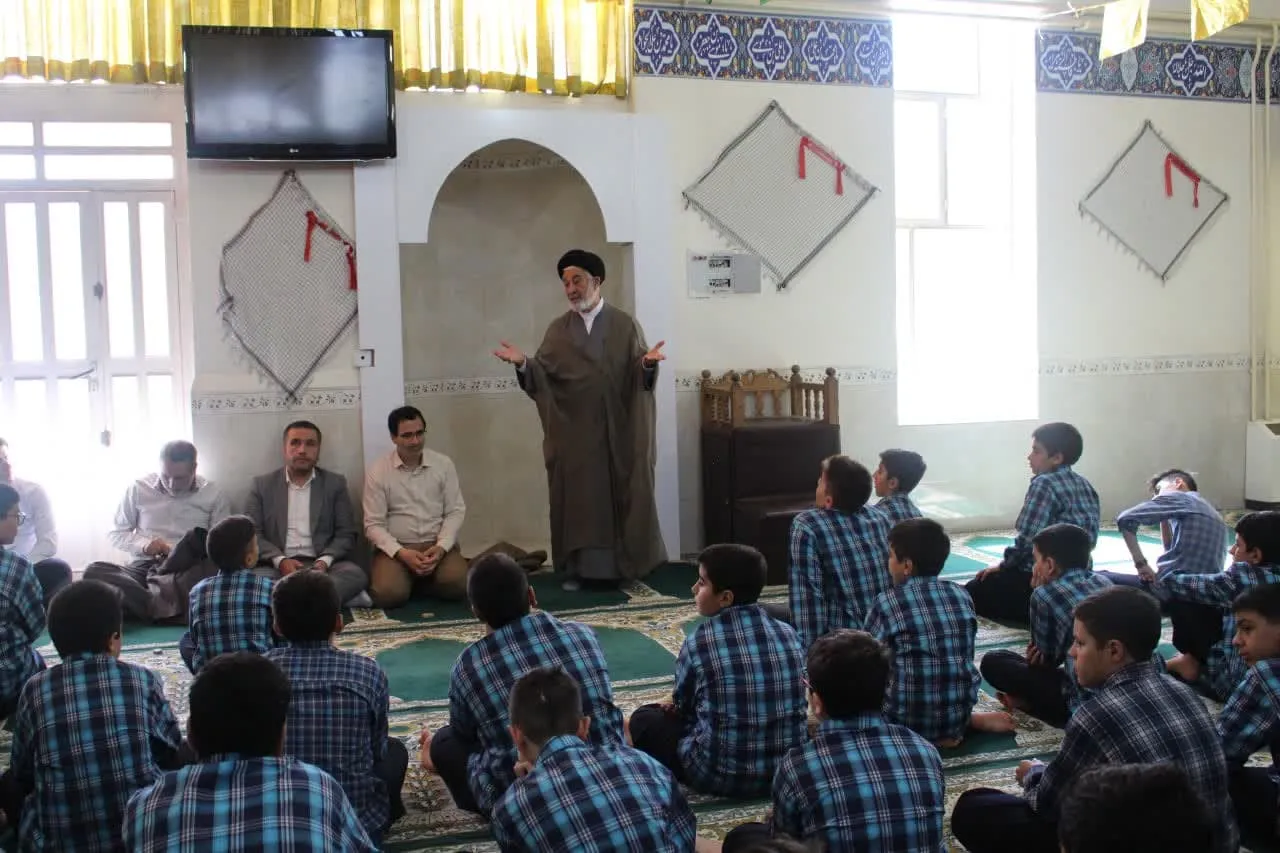 مراسم زنگ نماز در دبیرستان شاهد قائم قزوین برگزار شد