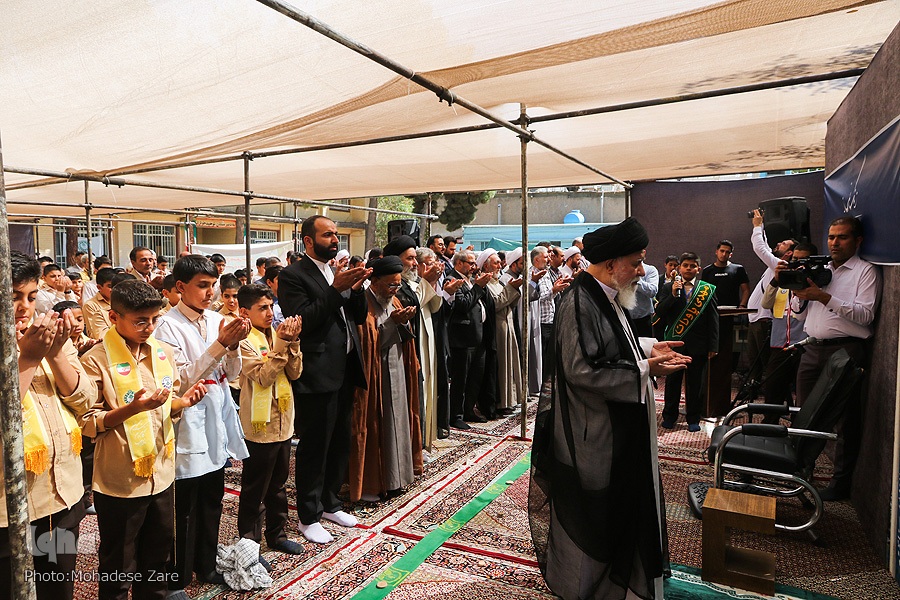 آیین زنگ نماز با حضور آیت الله علم الهدی امام جمعه مشهد نواخته شد