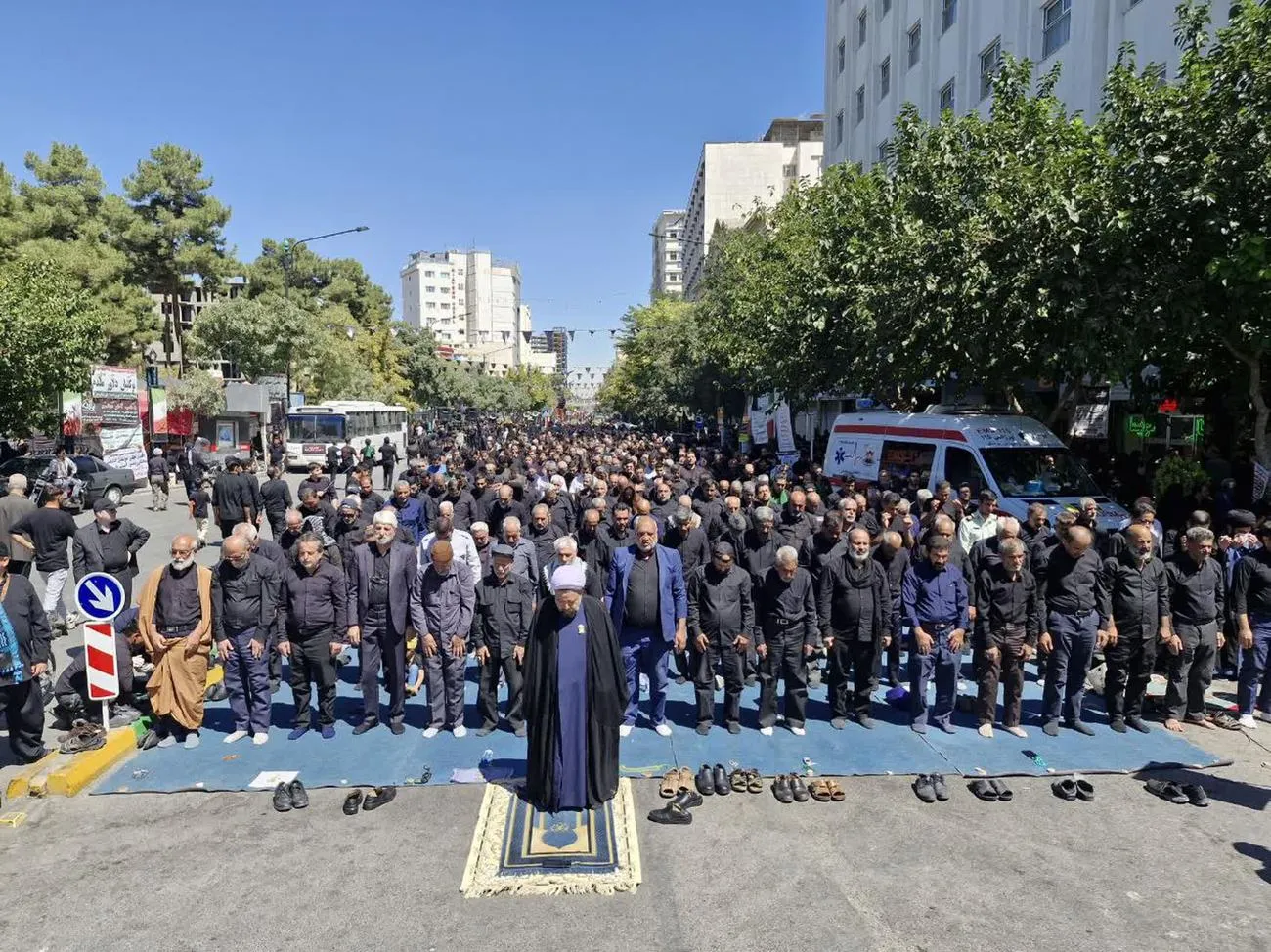 در روز شهادت امام رضا(ع) نماز ظهر و عصر در خیابان های منتهی به حرم مطهر رضوی اقامه شد