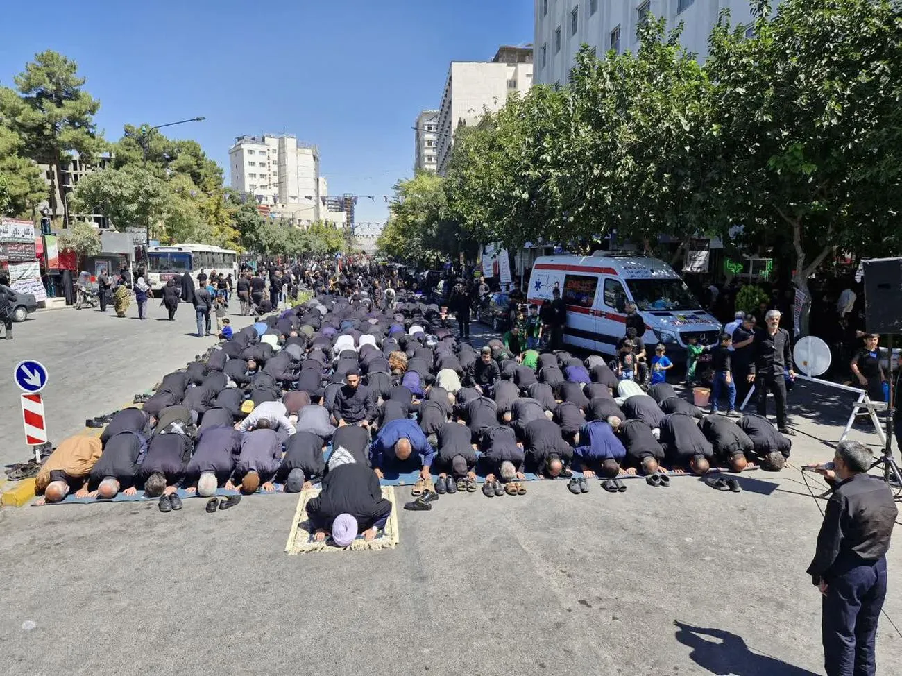در روز شهادت امام رضا(ع) نماز ظهر و عصر در خیابان های منتهی به حرم مطهر رضوی اقامه شد