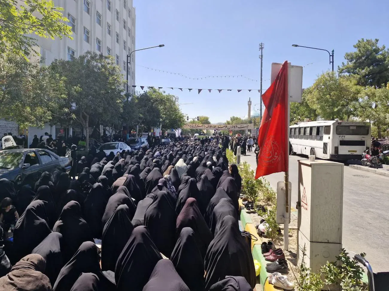در روز شهادت امام رضا(ع) نماز ظهر و عصر در خیابان های منتهی به حرم مطهر رضوی اقامه شد