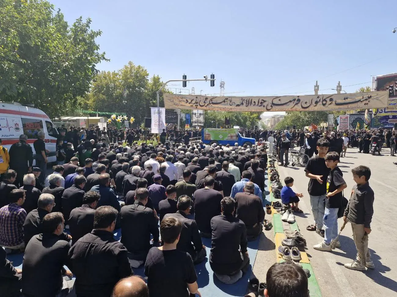 در روز شهادت امام رضا(ع) نماز ظهر و عصر در خیابان های منتهی به حرم مطهر رضوی اقامه شد