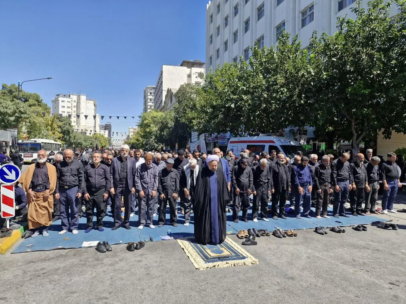 در روز شهادت امام رضا(ع) نماز ظهر و عصر در خیابان های منتهی به حرم مطهر رضوی اقامه شد