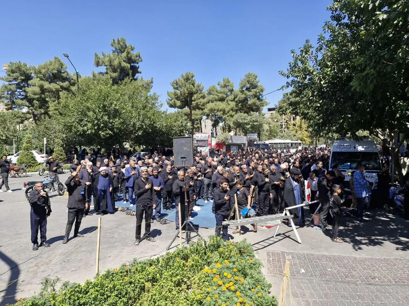 در روز شهادت امام رضا(ع) نماز ظهر و عصر در خیابان های منتهی به حرم مطهر رضوی اقامه شد