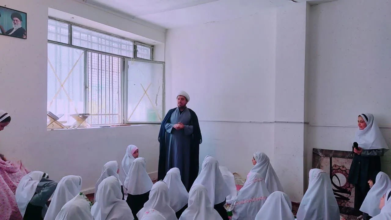 به گزارش روابط عمومی ستاد اقامه نماز استان همدان، زنگ نماز مدارس باحضور حجت الاسلام والمسلمین سید مرتضی حسنی حلم مدیر ستاد اقامه نماز استان همدان در روز یکشنبه یکم مهرماه همزمان با اذان شرعی نواخته شد.