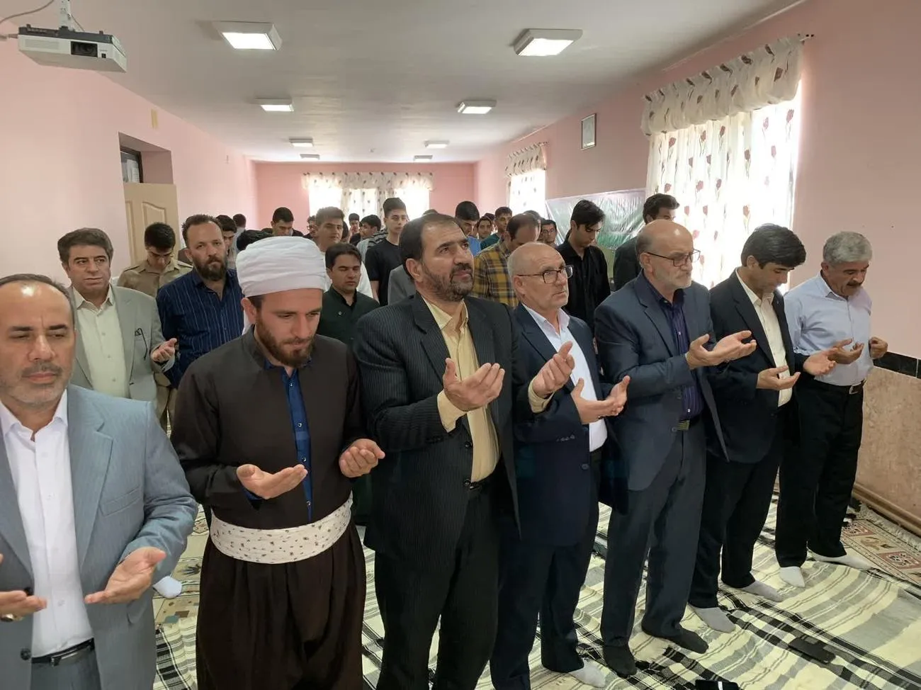 نماز جماعت در اولین روز بازگشایی مدارس استان کردستان اقامه شد