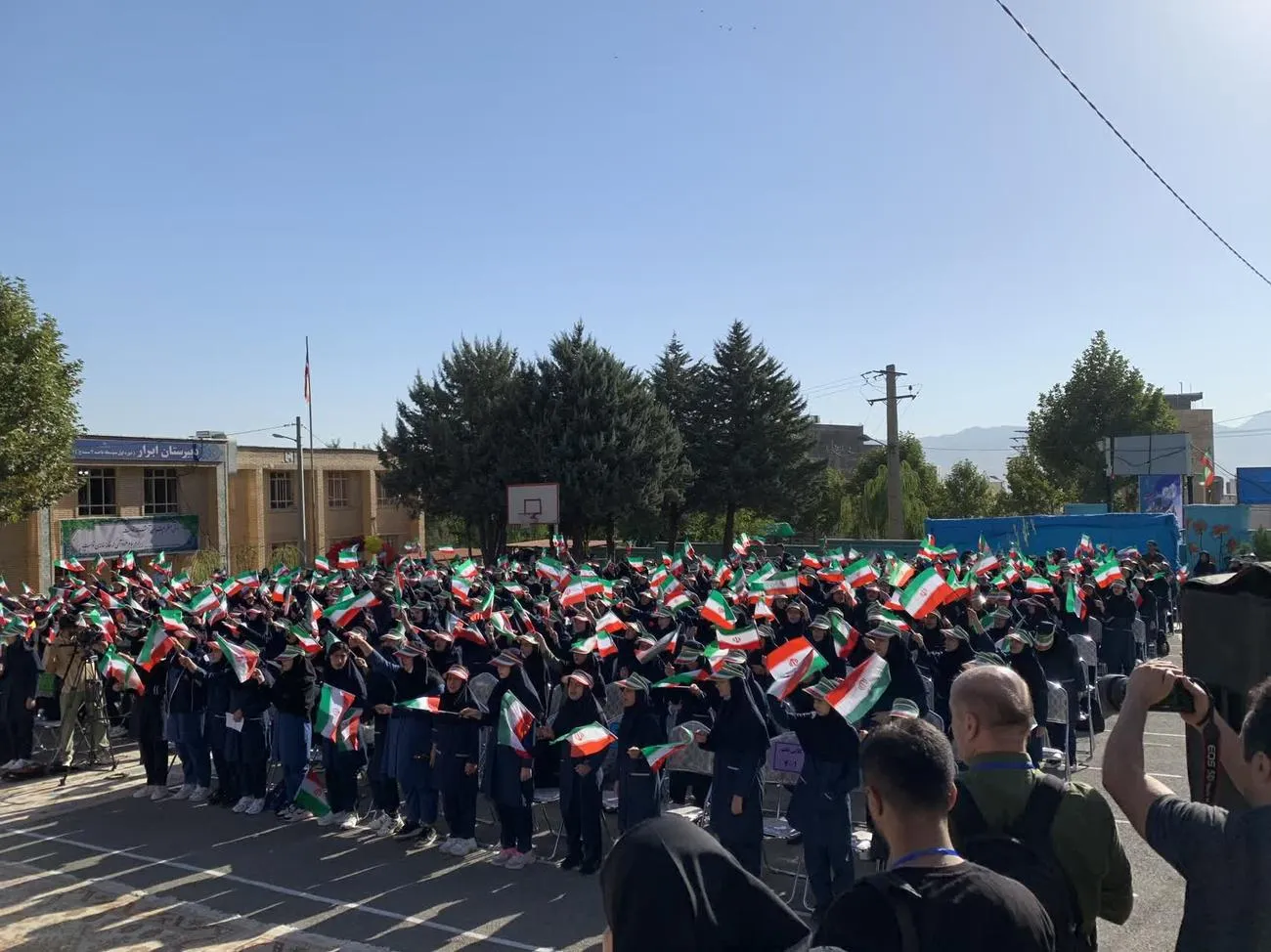 آئین نواختن زنگ مهر، مقاومت و نماز در مدارس کردستان با حضور وزیر کشور برگزار شد