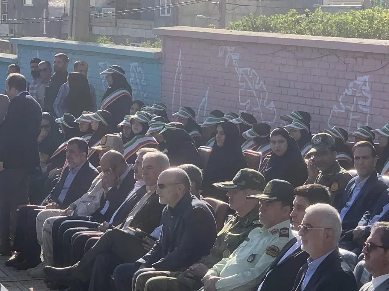 آئین نواختن زنگ مهر، مقاومت و نماز در مدارس کردستان با حضور وزیر کشور برگزار شد