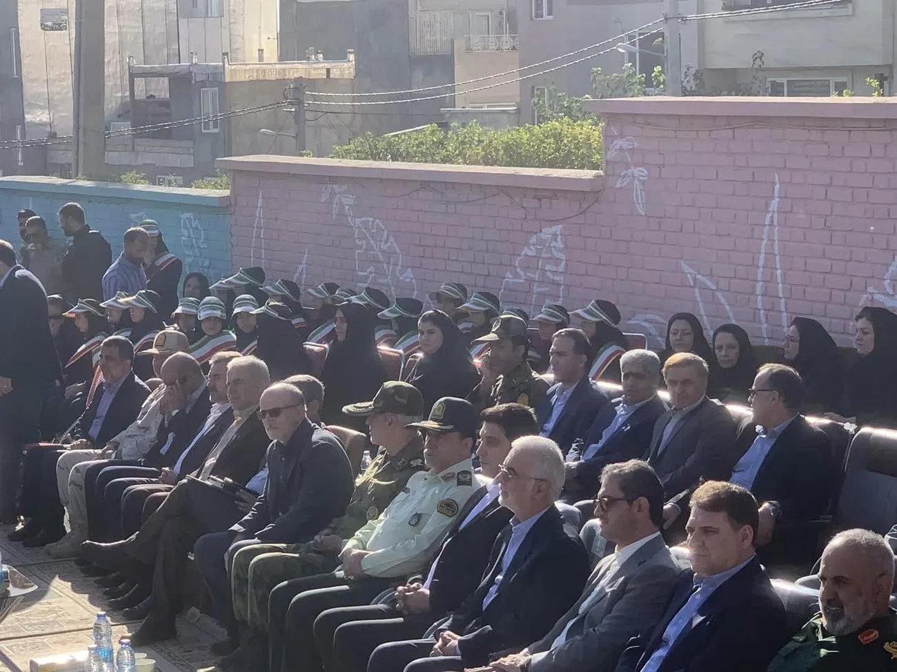 آئین نواختن زنگ مهر، مقاومت و نماز در مدارس کردستان با حضور وزیر کشور برگزار شد