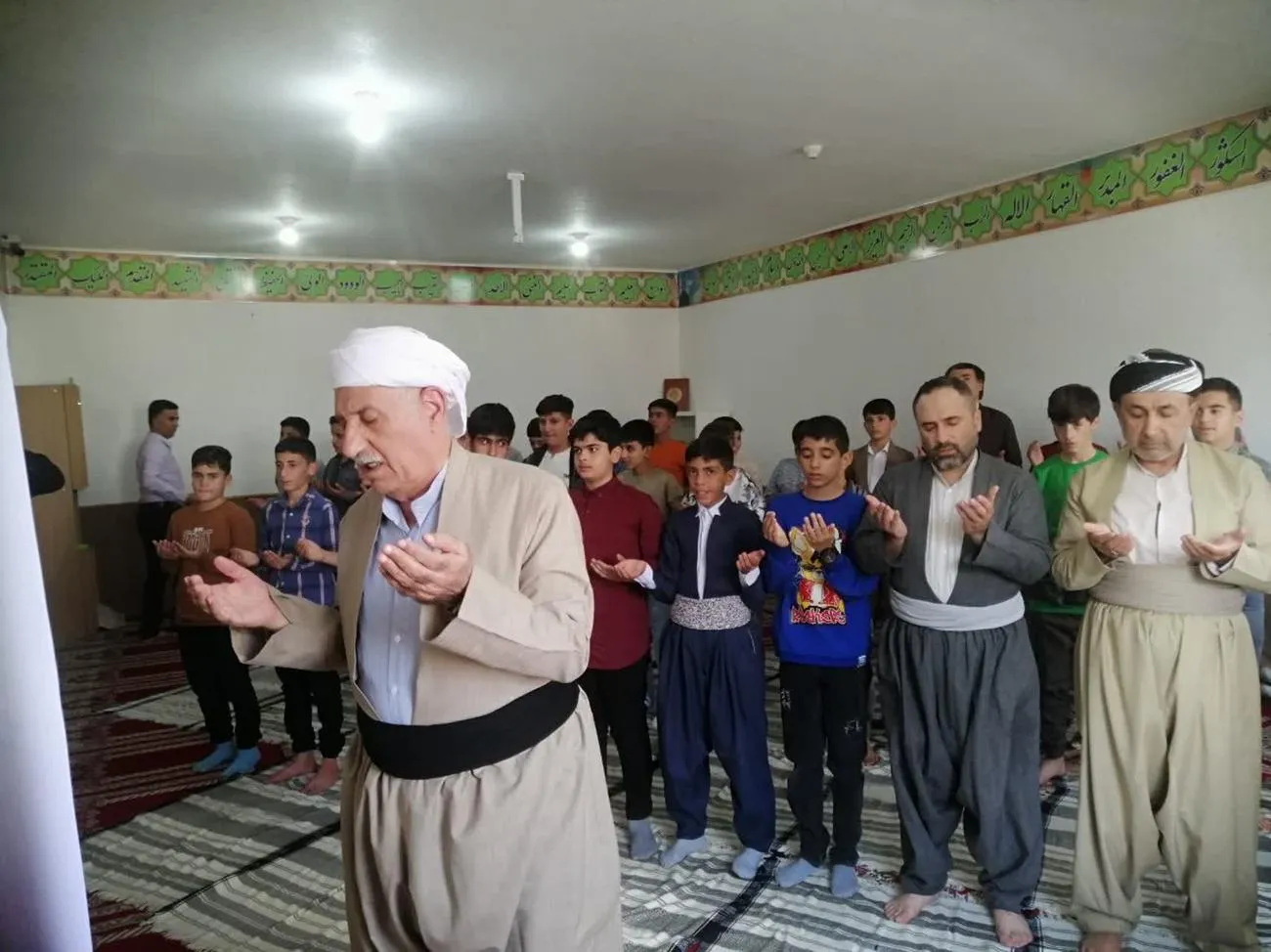 برگزاری نماز جماعت ظهر اولین روز بازگشایی مدارس به امامت امام جمعه سقز