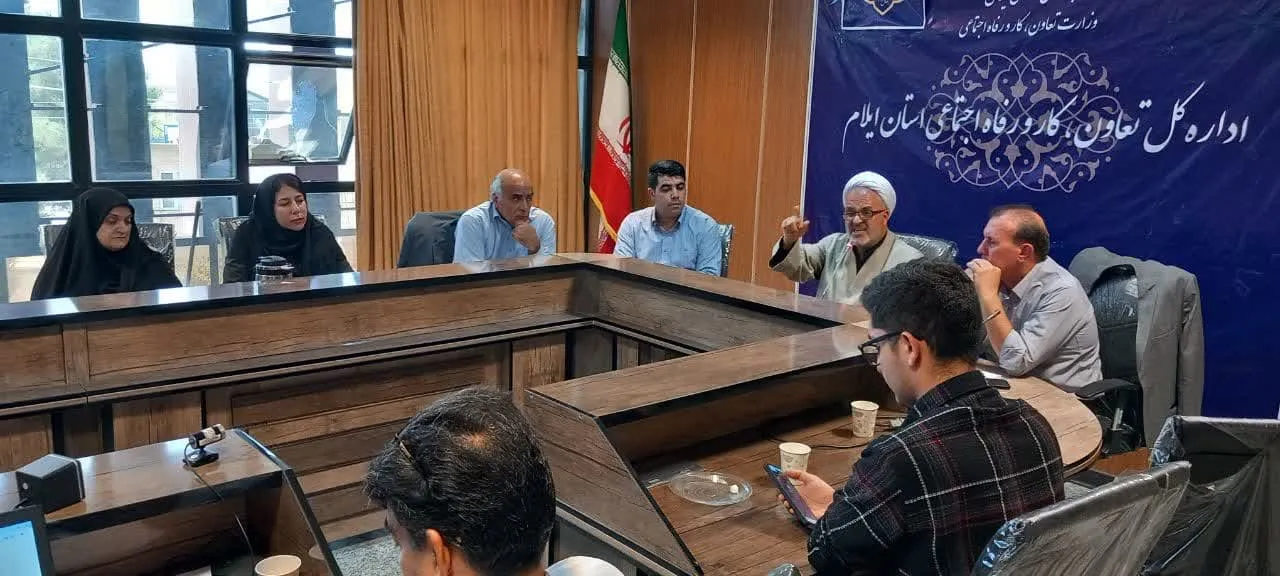 نشست هم اندیشی شیوه های فرهنگ سازی نماز در محیط کار در استان ایلام برگزار شد