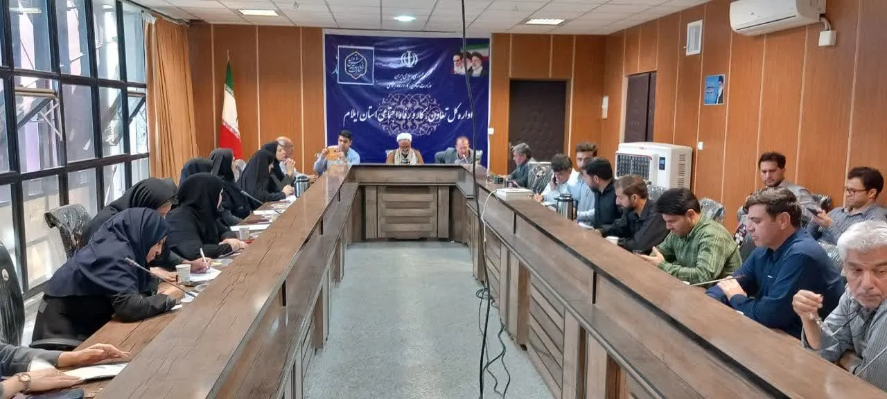 نشست هم اندیشی شیوه های فرهنگ سازی نماز در محیط کار در استان ایلام برگزار شد