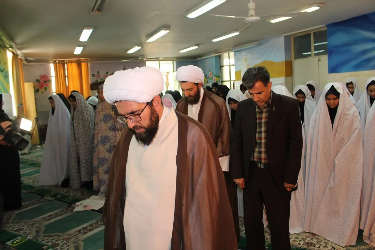 نمازجماعت ظهر و عصر در دبیرستان زهرا اطهر شهرستان اراک اقامه شد