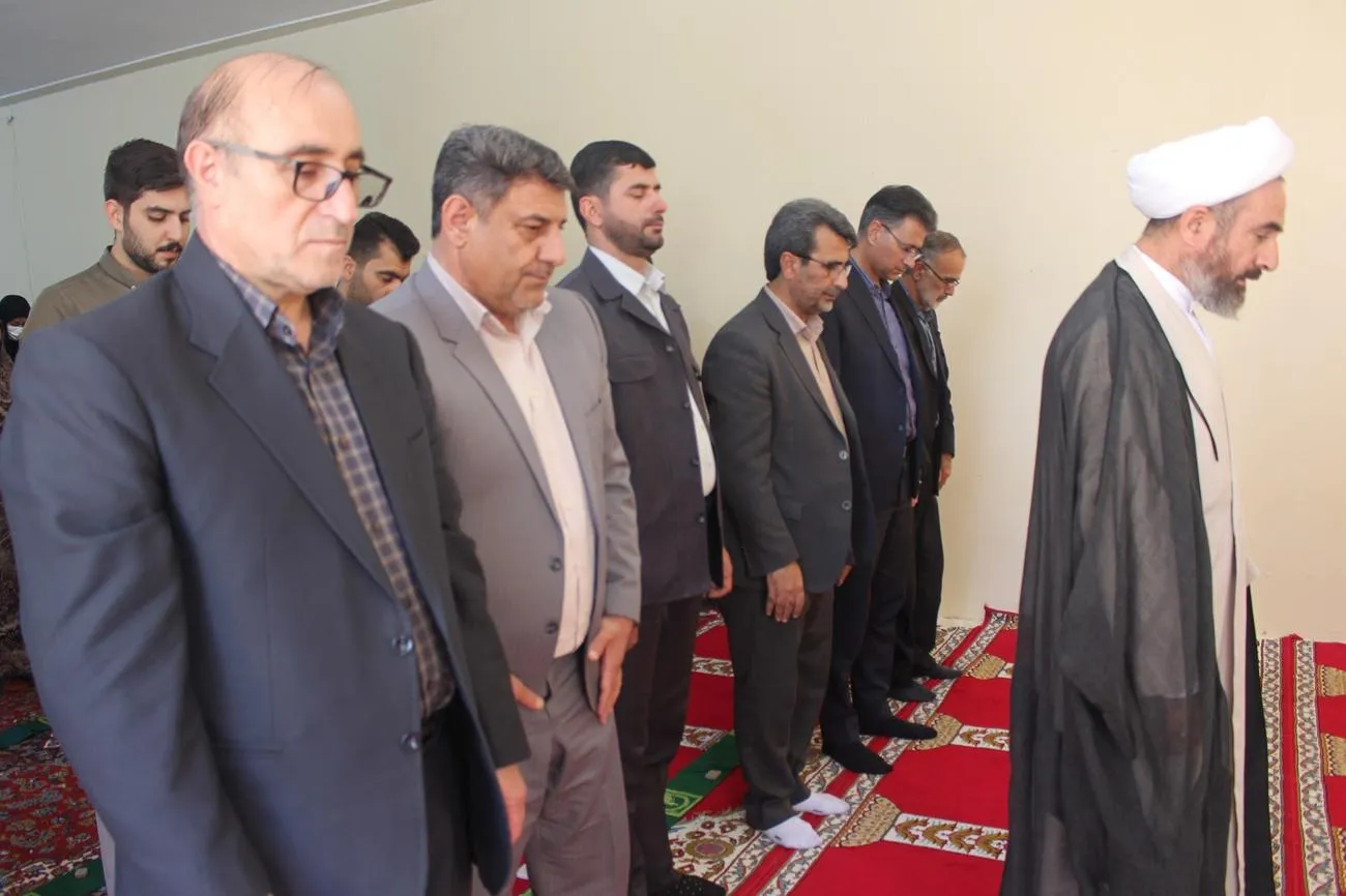 اقامه نماز جماعت امام جمعه ایلام در مدرسه دخترانه سما