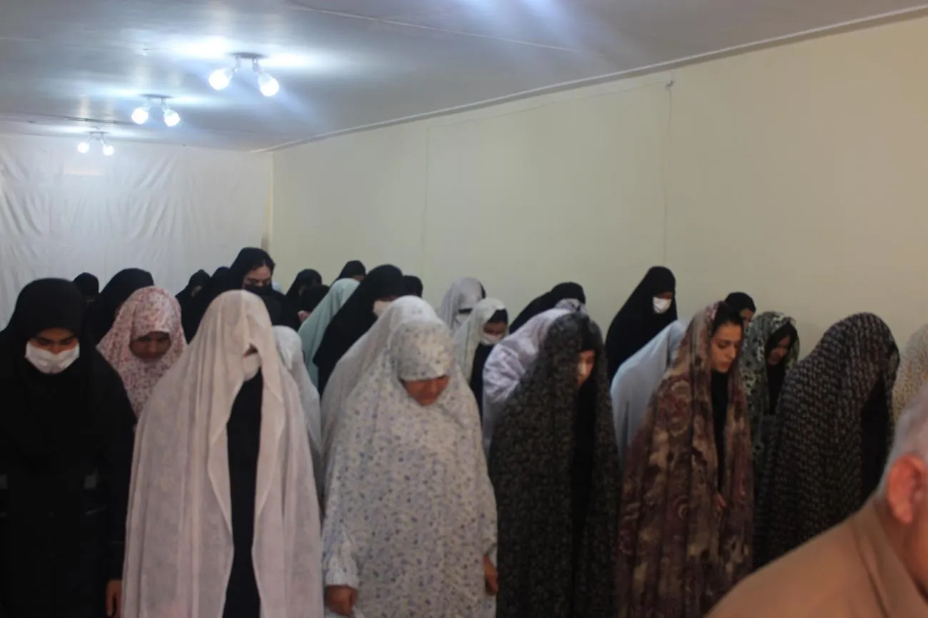 اقامه نماز جماعت امام جمعه ایلام در مدرسه دخترانه سما