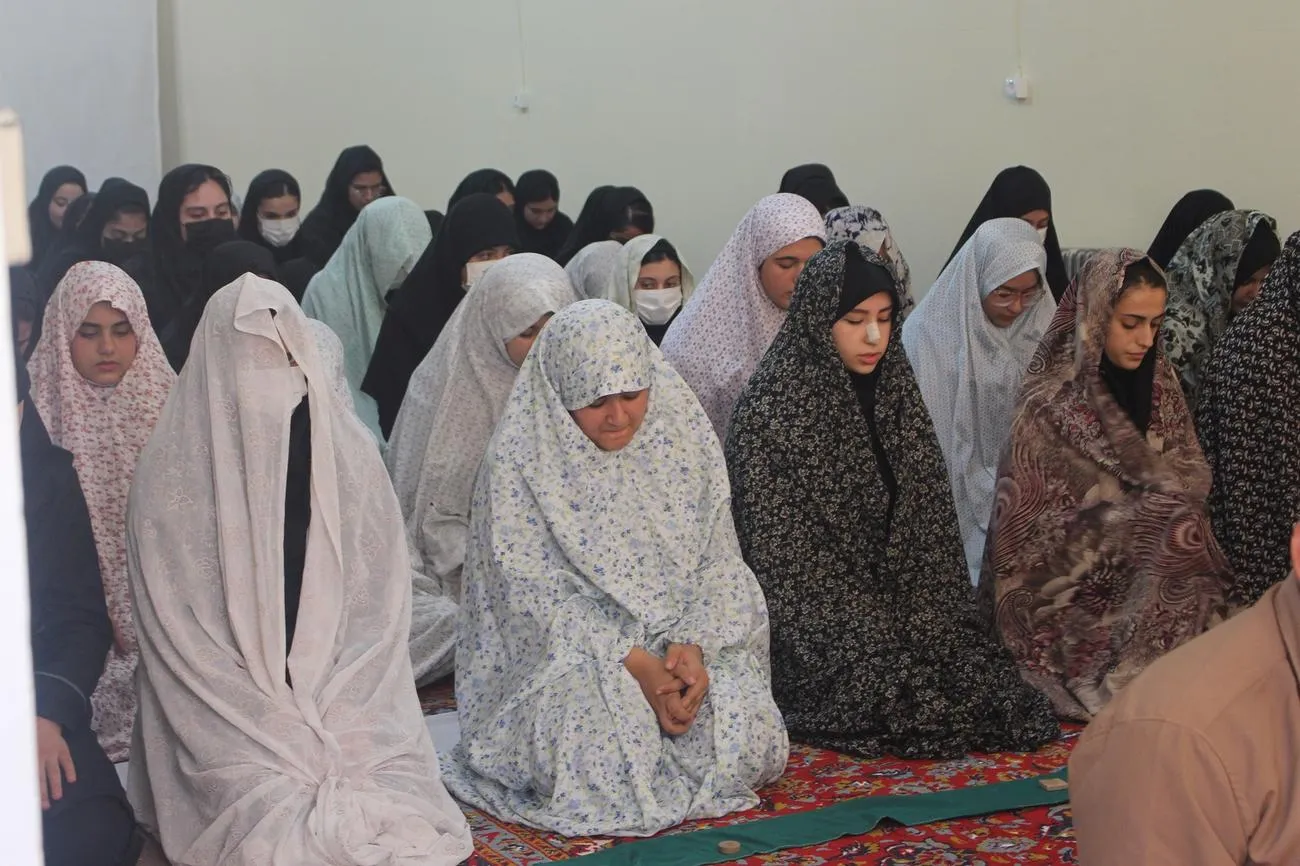 اقامه نماز جماعت امام جمعه ایلام در مدرسه دخترانه سما
