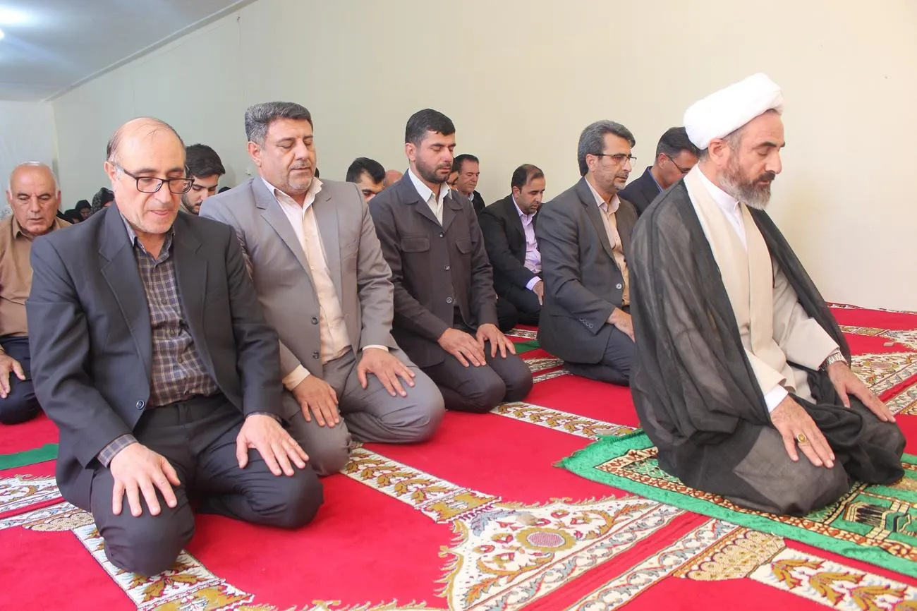 اقامه نماز جماعت امام جمعه ایلام در مدرسه دخترانه سما