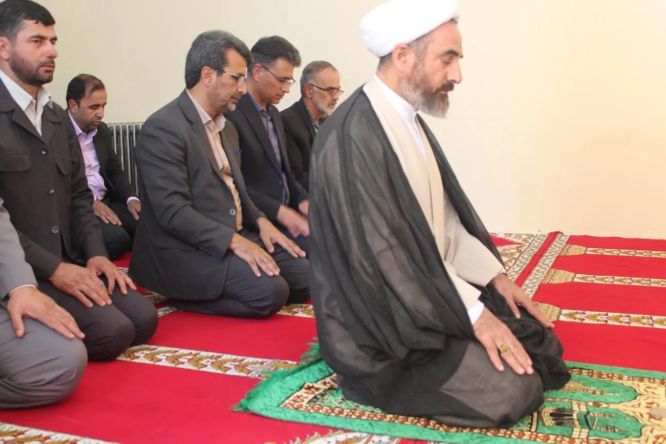 اقامه نماز جماعت امام جمعه ایلام در مدرسه دخترانه سما