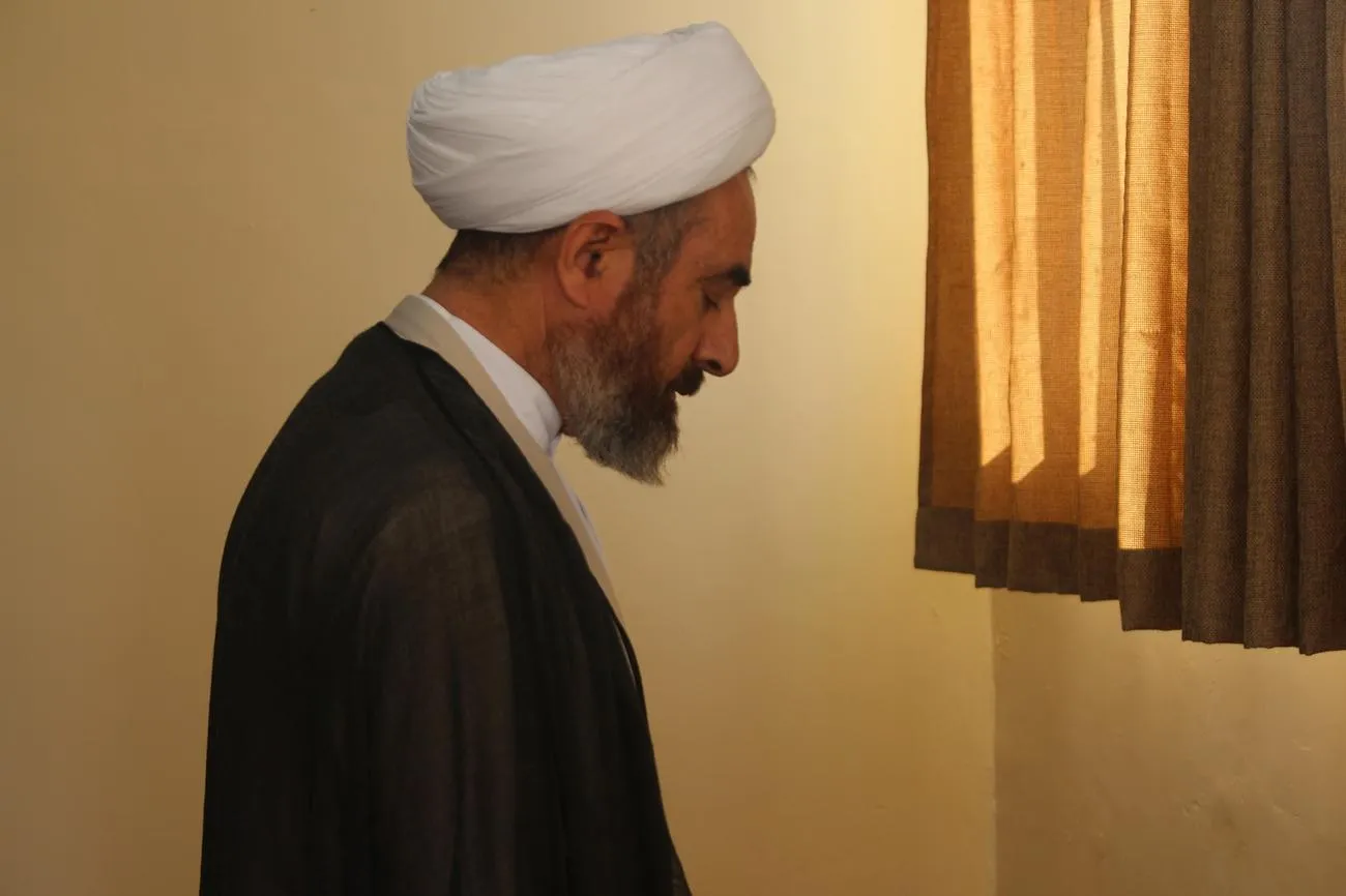 اقامه نماز جماعت امام جمعه ایلام در مدرسه دخترانه سما