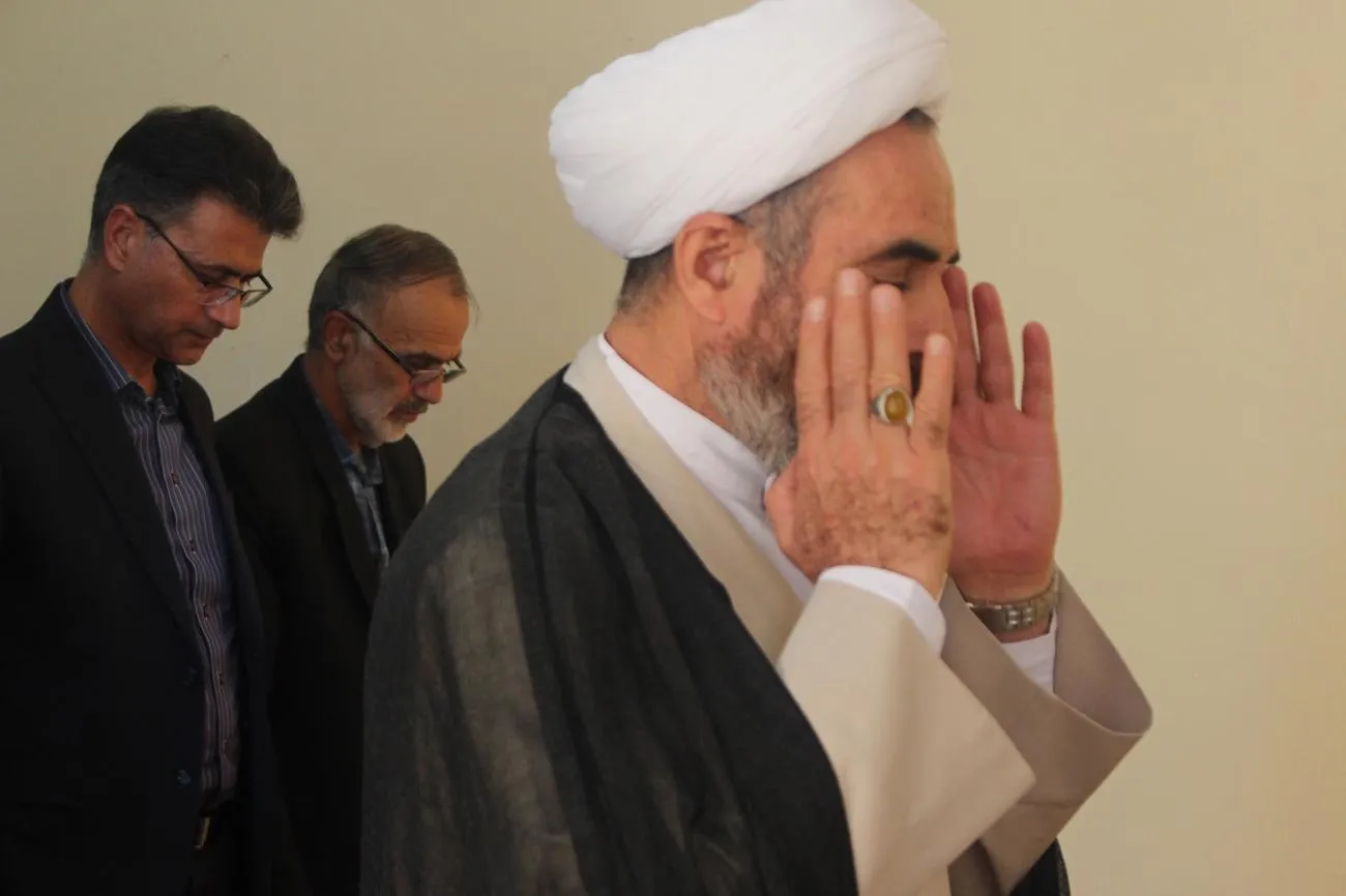 اقامه نماز جماعت امام جمعه ایلام در مدرسه دخترانه سما