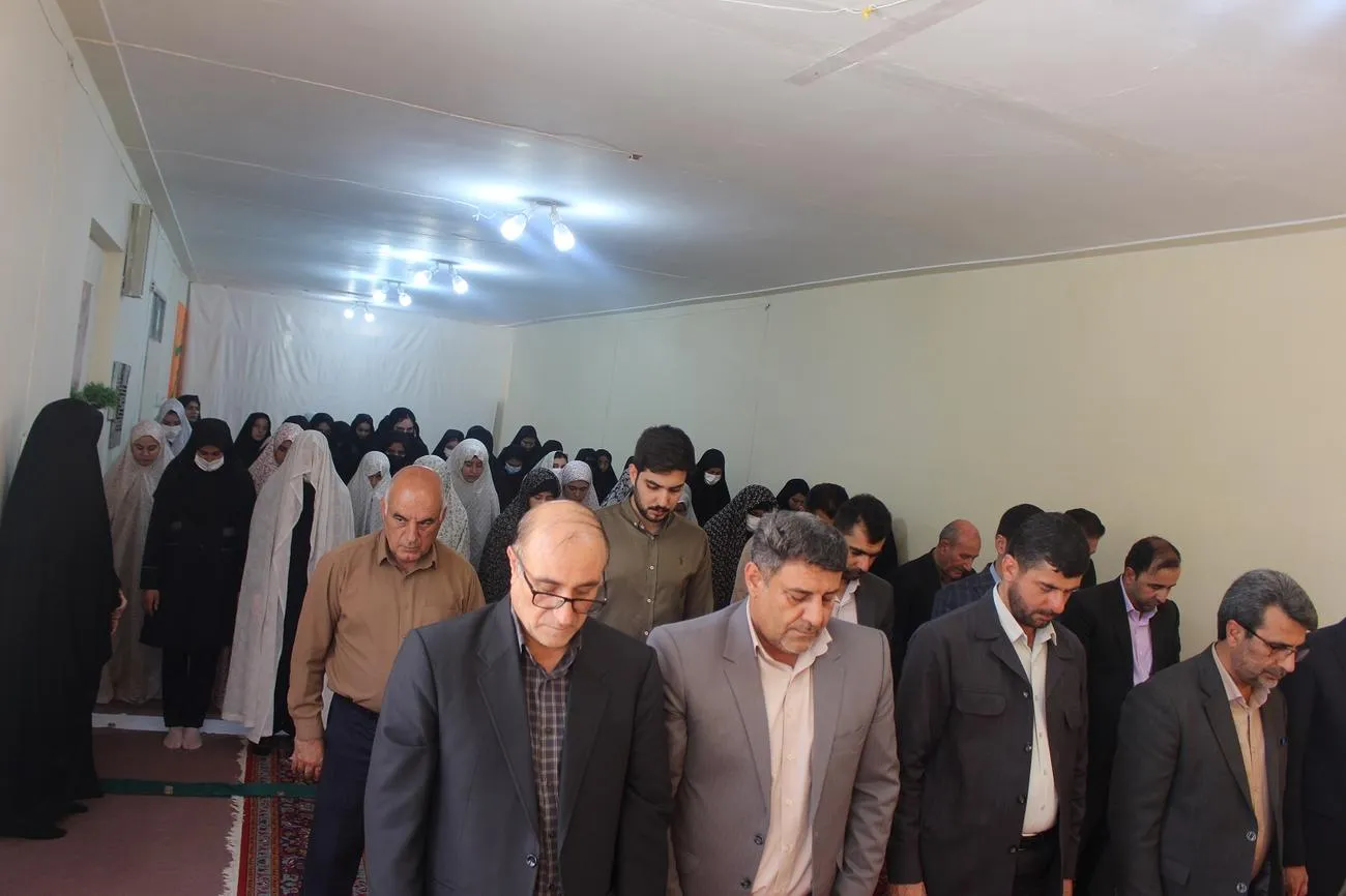 اقامه نماز جماعت امام جمعه ایلام در مدرسه دخترانه سما