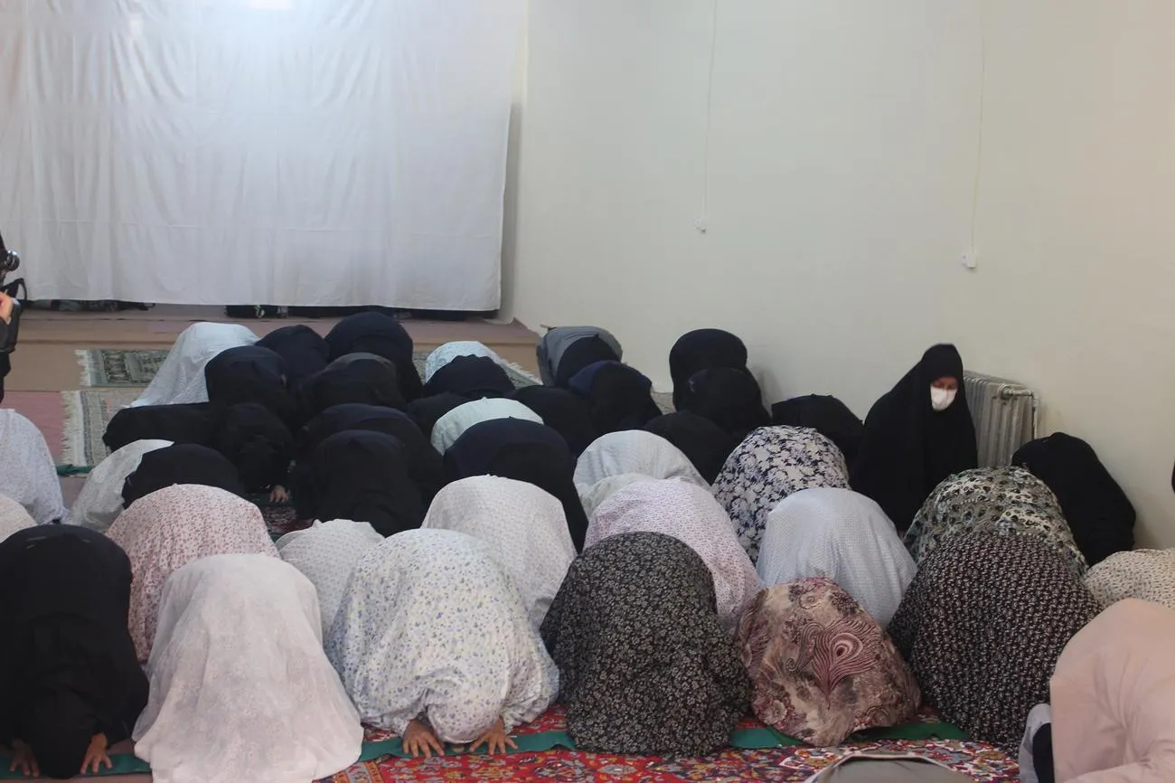 اقامه نماز جماعت امام جمعه ایلام در مدرسه دخترانه سما