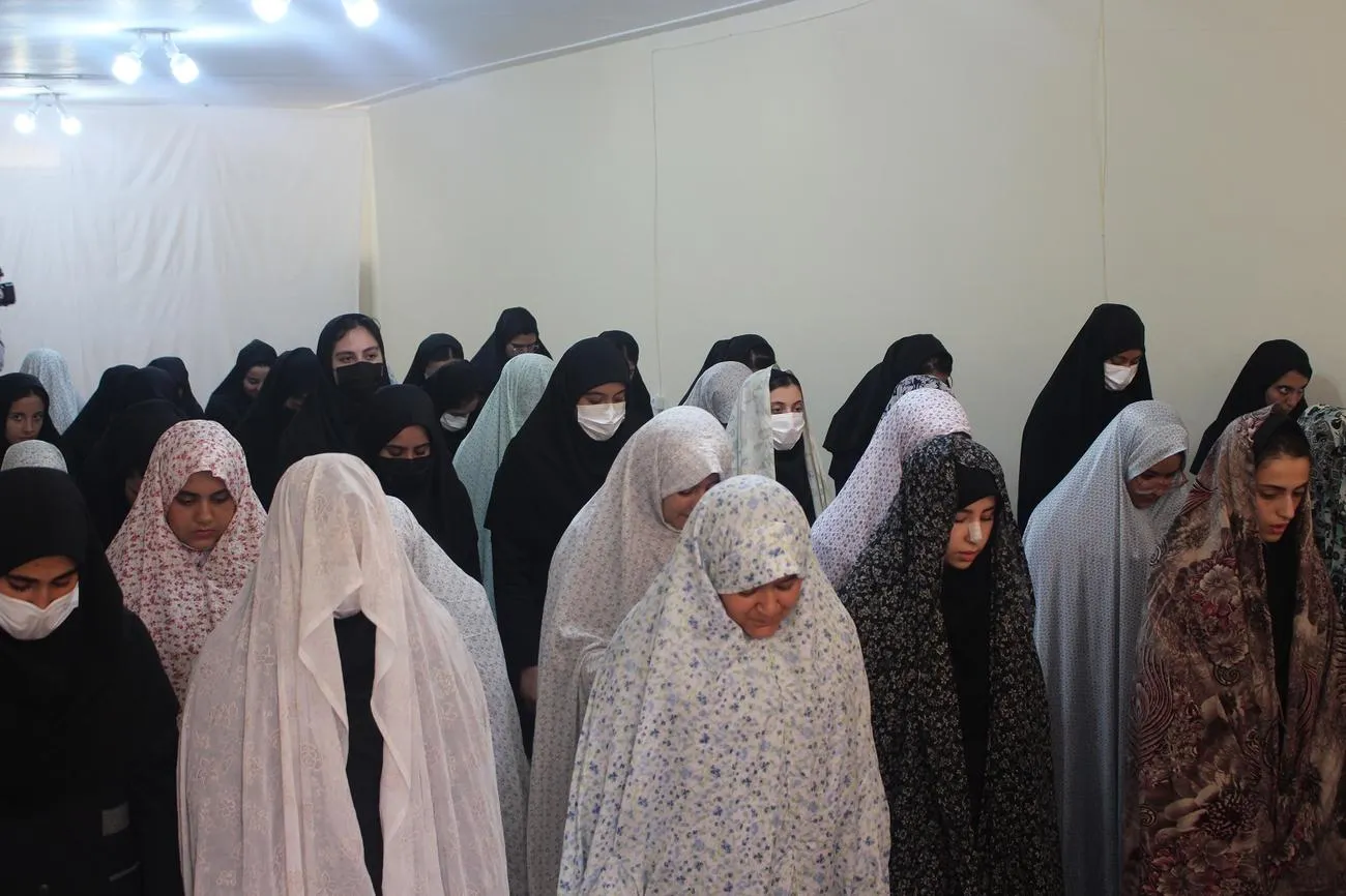 اقامه نماز جماعت امام جمعه ایلام در مدرسه دخترانه سما