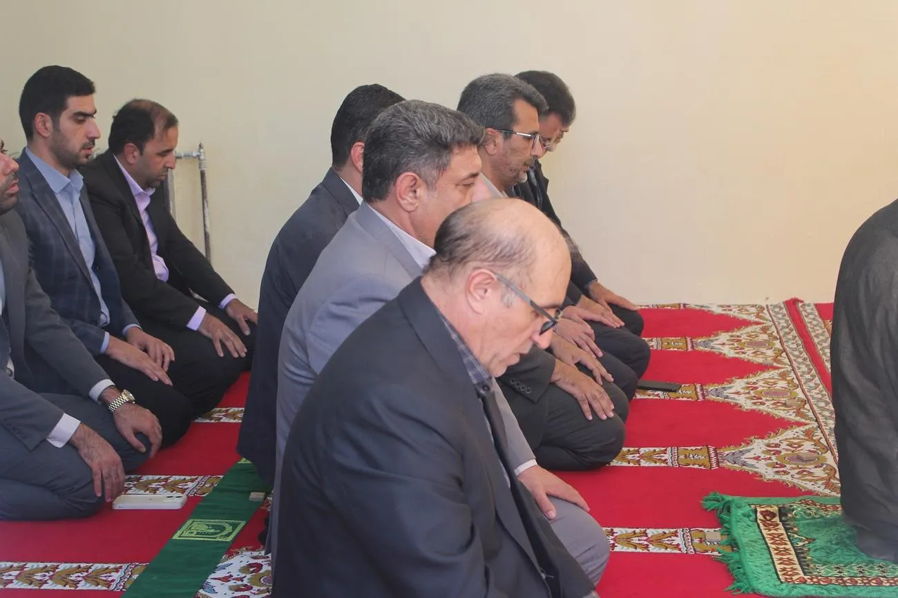 اقامه نماز جماعت امام جمعه ایلام در مدرسه دخترانه سما