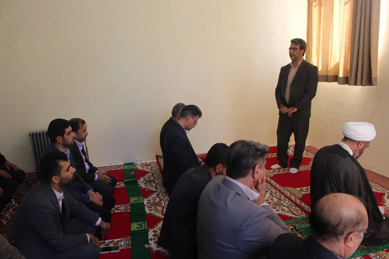 اقامه نماز جماعت امام جمعه ایلام در مدرسه دخترانه سما