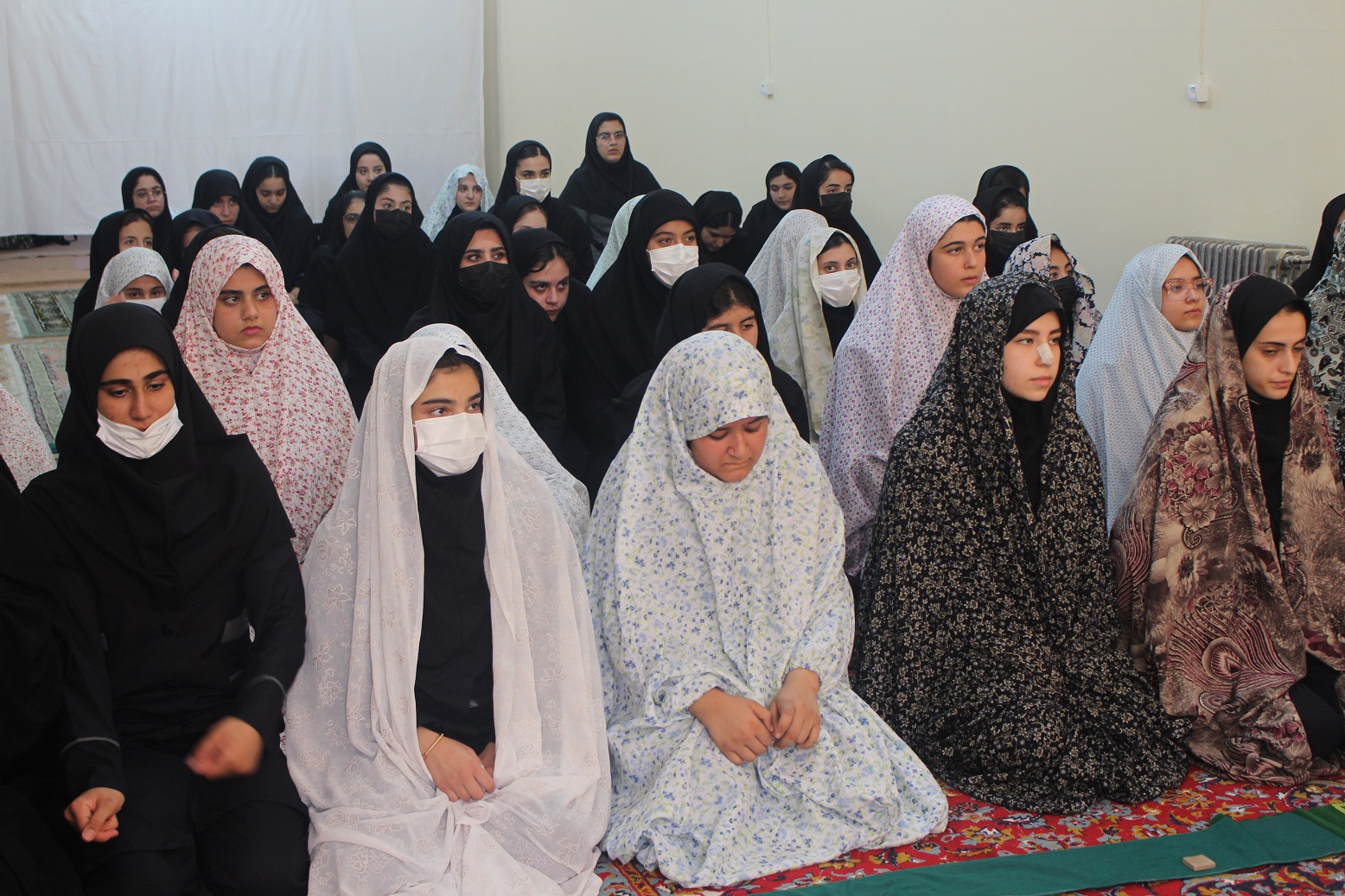 اقامه نماز جماعت امام جمعه ایلام در مدرسه دخترانه سما