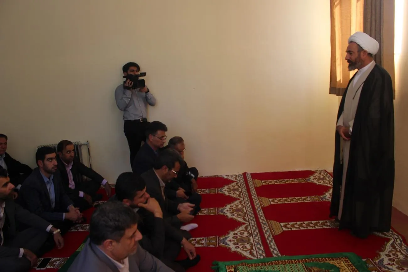 اقامه نماز جماعت امام جمعه ایلام در مدرسه دخترانه سما