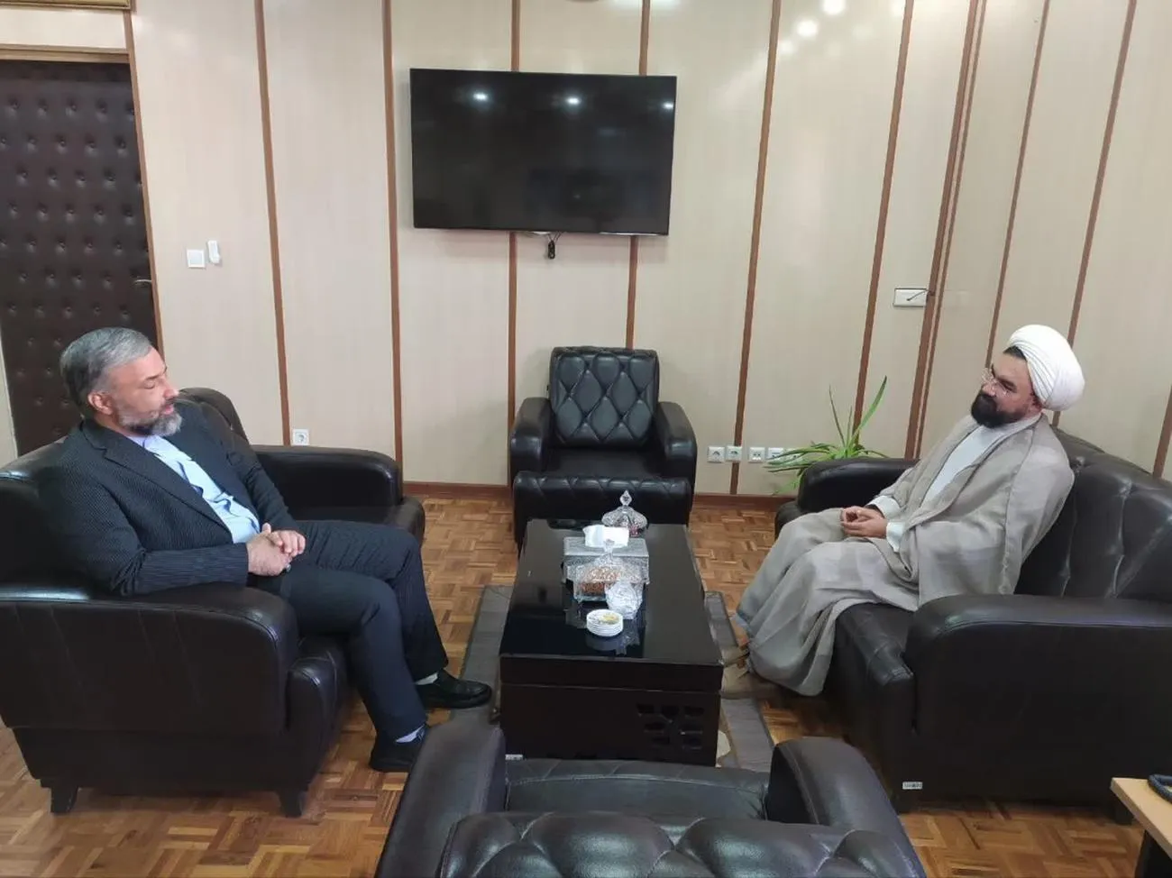 جلسه مدیر ستاد اقامه نماز با معاون توسعه منابع و توسعه مدیریت و منابع انسانی استانداری برگزار شد.