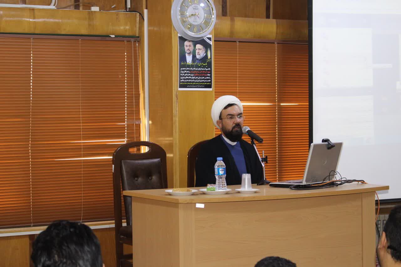 مدیر ستاد اقامه نماز استان سمنان در جمع کارکنان مدیران معاونین و اعضای شورای اقامه نماز اداره کل سمت حضور پیدا کرد.