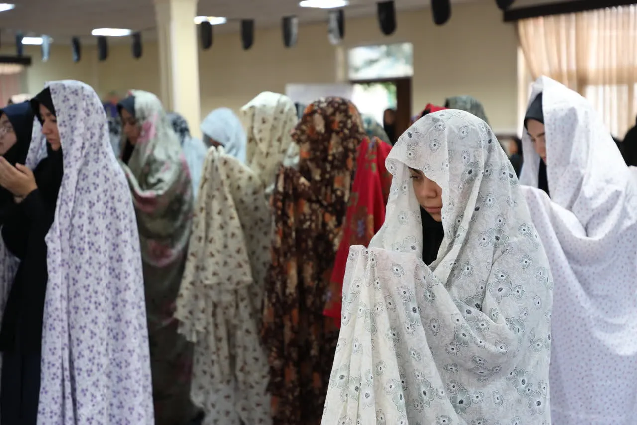 گزارش تصویری اقامه نماز در مراسم بزرگداشت شهدای مقاومت
