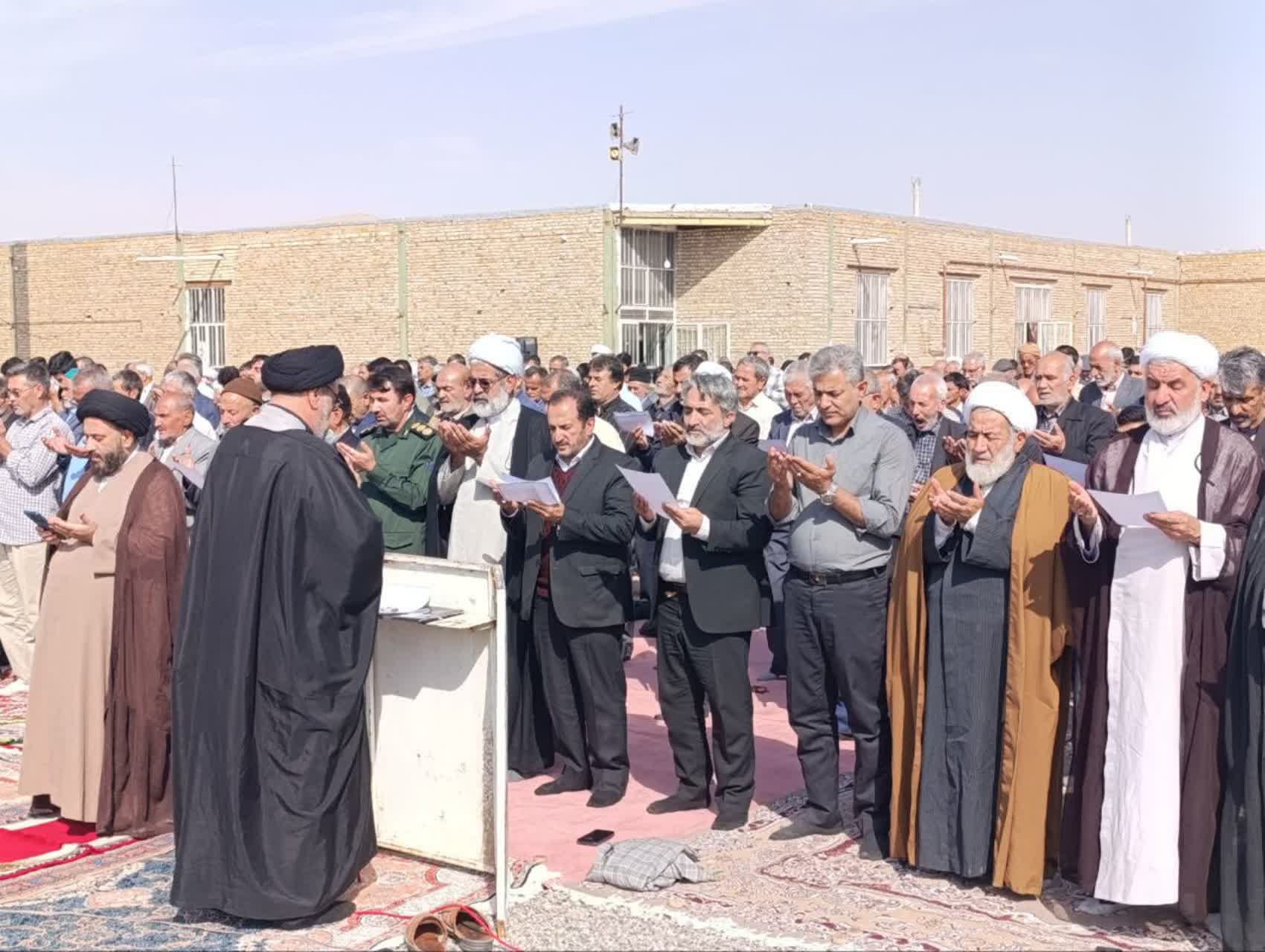 نماز استغاثه باران به امامت امام جمعه فریمان اقامه شد