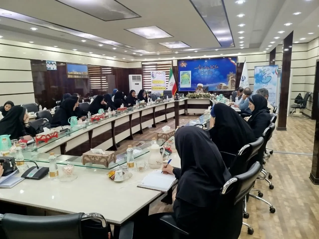 جلسه وبیناری مدرسین اموزش خانواده استان بوشهر
