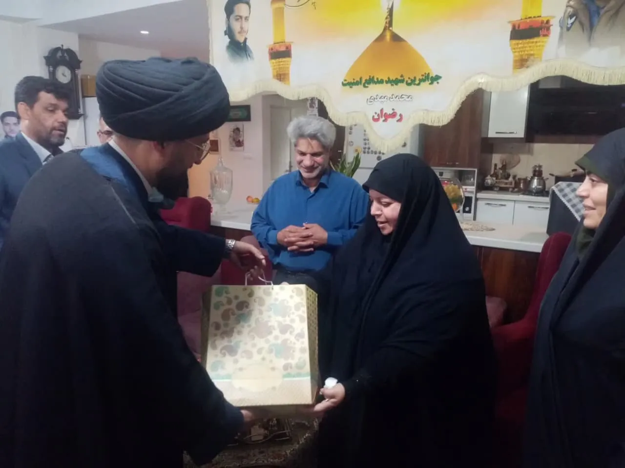 دیدار مشاور استاندار و مدیر ستاد اقامه نماز استان تهران با خانواده شهید محمد مهدی رضوان