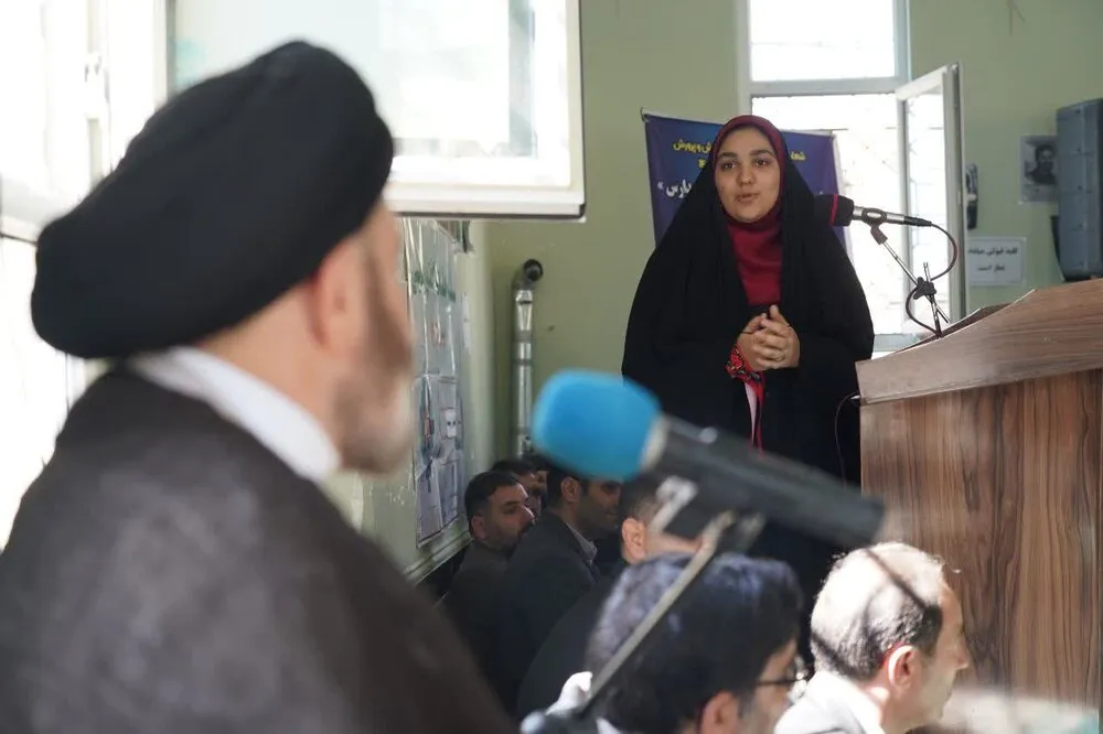 برگزاری نماز جماعت در دبیرستان زینبیه شهرستان خرم آباد