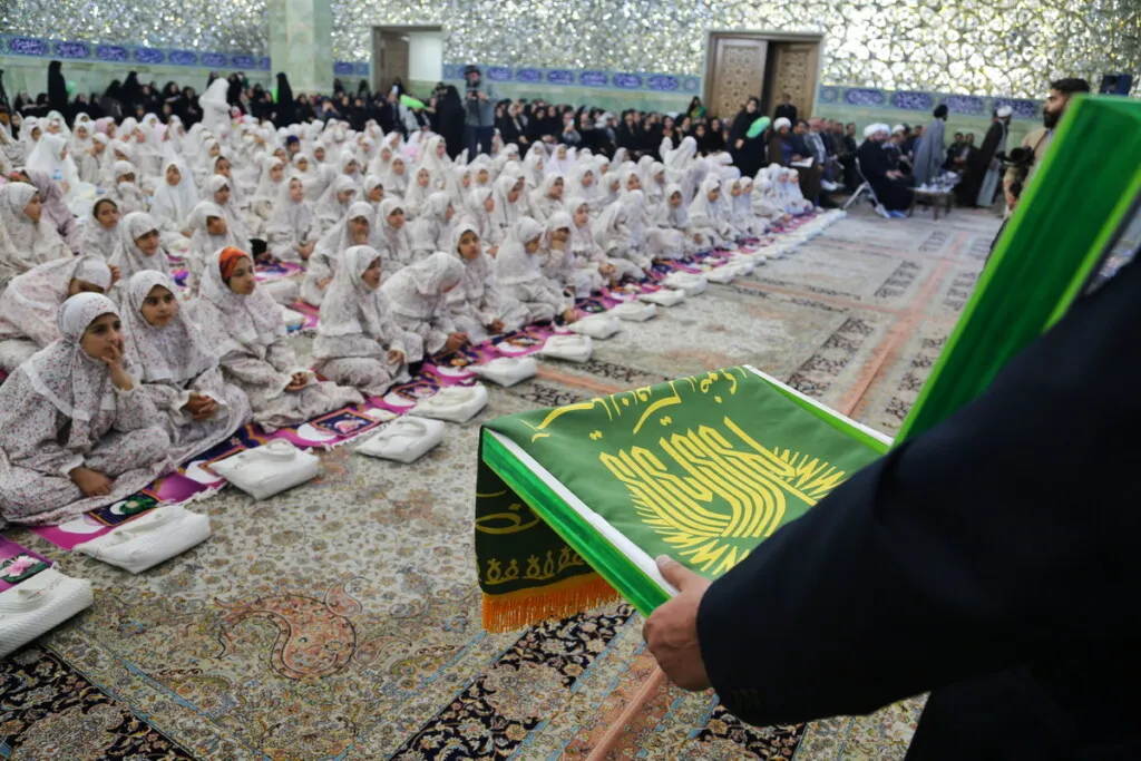 جشن تکلیف ۳۰۰ دختر نومکلف در حرم حضرت معصومه (س) برگزار شد