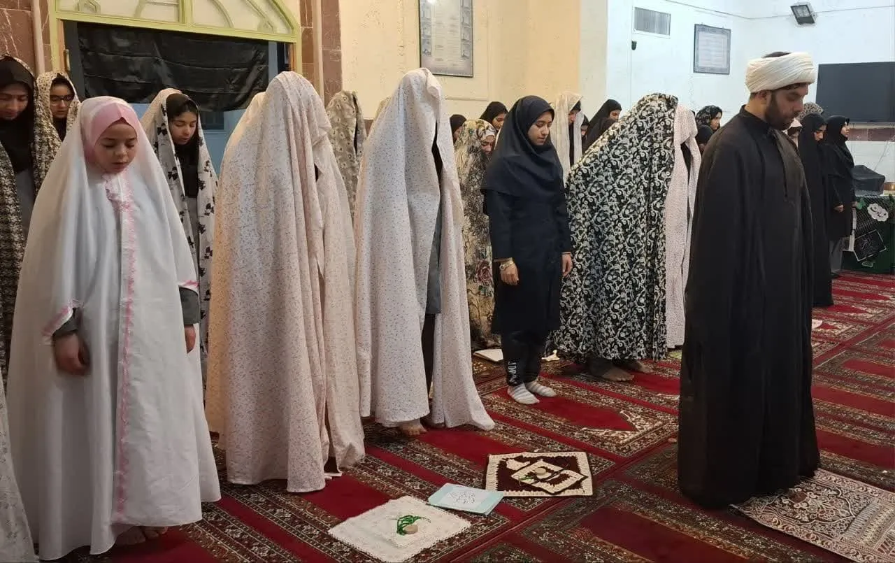 جلسه آموزش احکام نماز در خوابگاه حضرت زینب (س) شهرستان شازند